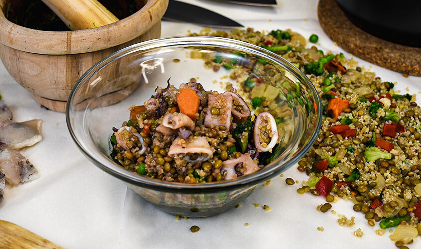 Ensalada de quinoa y lentejas con calamares y espinacas