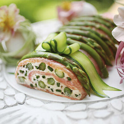 Rollitos de salmón con espárragos