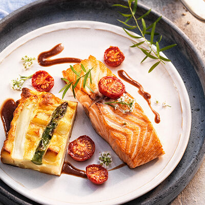 Salmón con tortilla de patatas y espárragos 