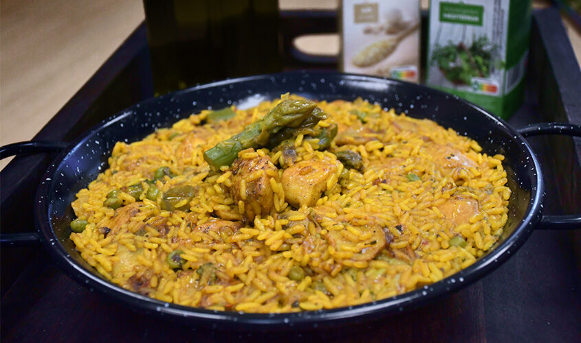 Paella de broquetes de pollastre