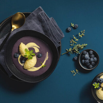 Sopa de arándanos con helado de vainilla y albóndigas de sémola