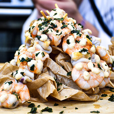 Tipi de brochetas de calamares y langostinos con mayonesa de gambas al ajillo