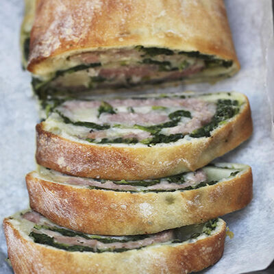 Hojaldre de espinacas y salchichas