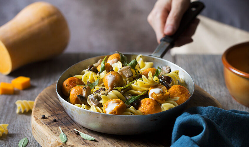 Pasta con bolas de calabaza rellenas de gorgonzola, champiñones y salvia frita