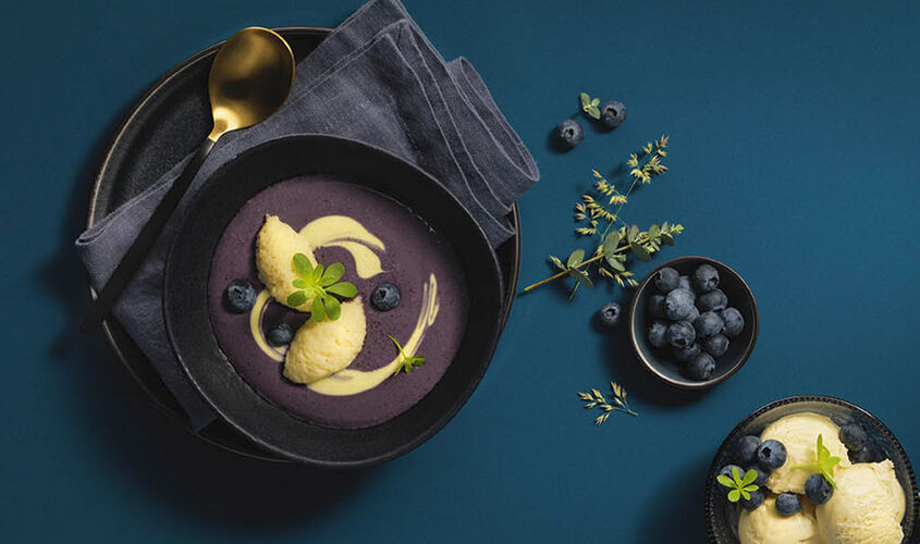 Sopa de ar&aacute;ndanos con helado de vainilla y alb&oacute;ndigas de s&eacute;mola