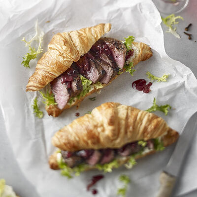 Croissants con medallones de cerdo y cebolla