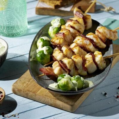 Brochetas de pescado y tocino