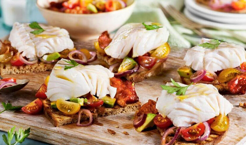 Tosta de bacalao, aguacate y tomate