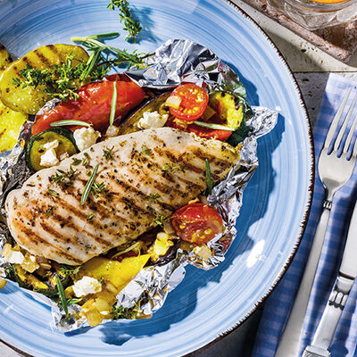 Pechuga de pollo sobre cama de verduras a la parrilla 