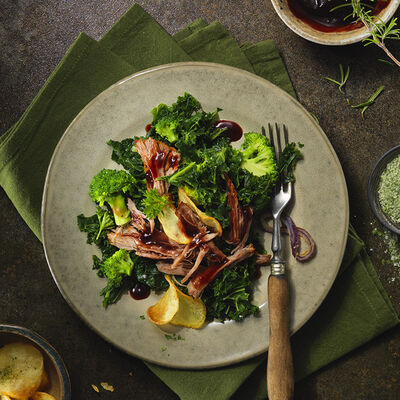 Col rizada con arándanos y codillo de cerdo
