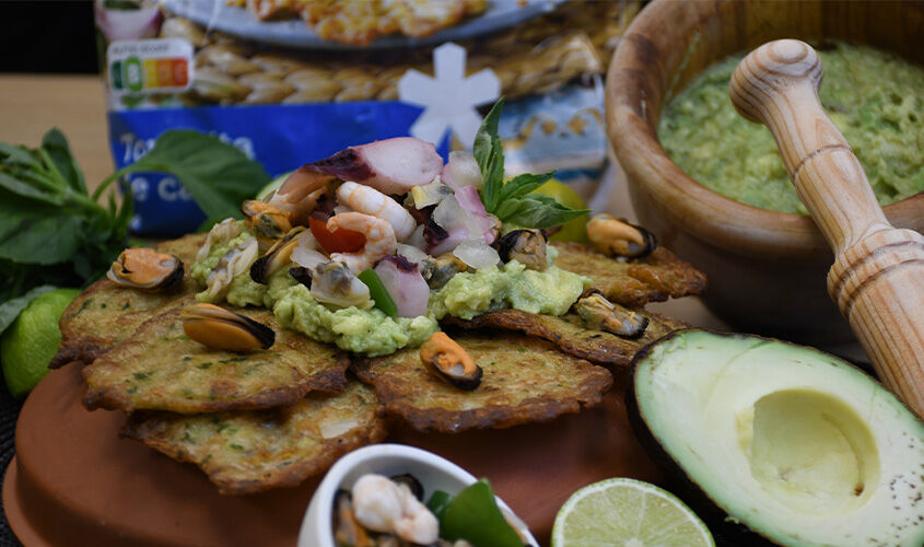 Nachos de tortillitas de camarones con guacamole y salpicón 