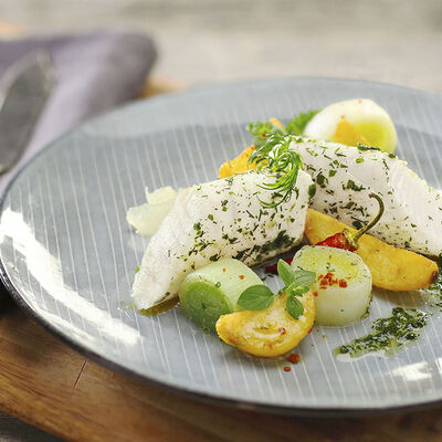 Llom de lluç del Cap marinat en oli d'herbes i llimona al vapor sobre porro