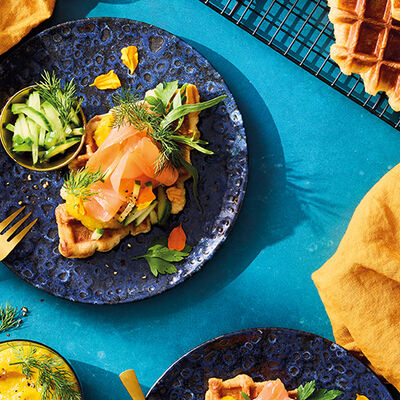 Croissants de salm&oacute; fumat amb salsa de curri i amanida