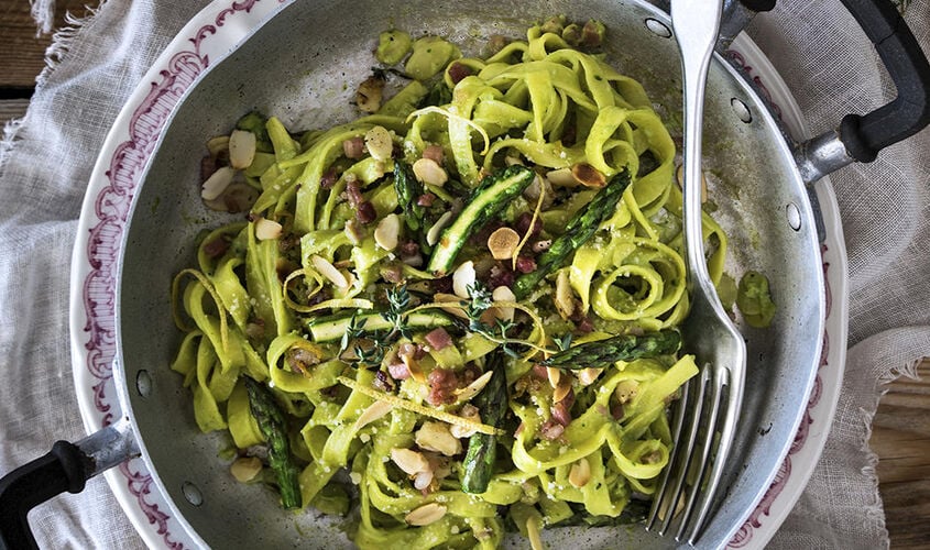 Tallarines con esp&aacute;rragos, queso, jam&oacute;n cocido y almendras