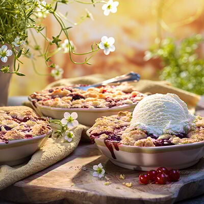 Crumble de frutas del bosque con helado