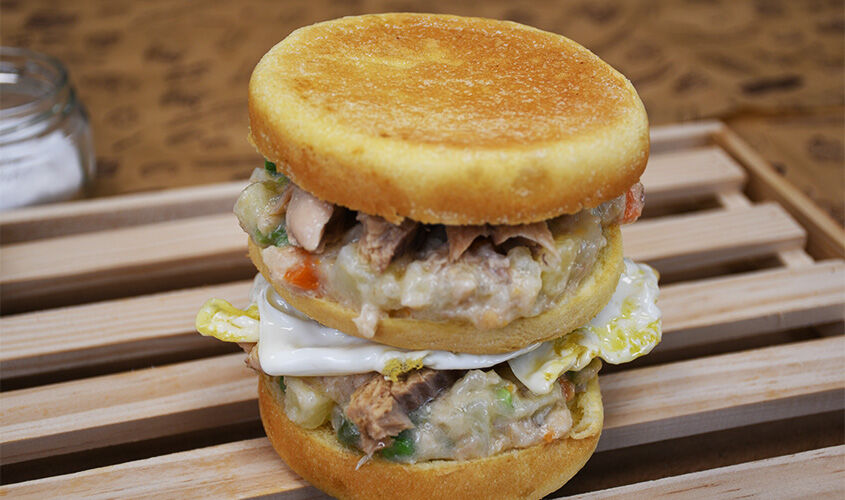 Sándwich de ensaladilla de caballa con huevo frito 