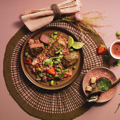 Medallones de lomo de cordero con cusc&uacute;s en vinagreta de fresa y menta