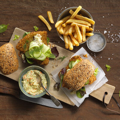 Hamburguesa de merluza con patatas y salsa danesa