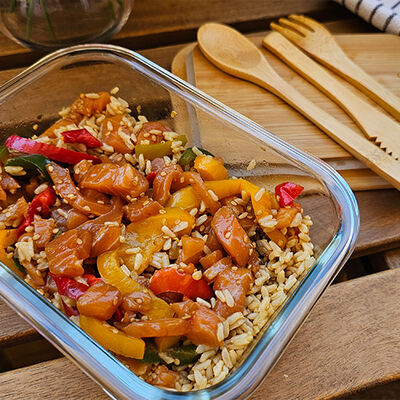 Ensalada de arroz con pimientos y salm&oacute;n marinado "creada por @Angie"