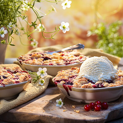 Crumble de frutas del bosque con helado