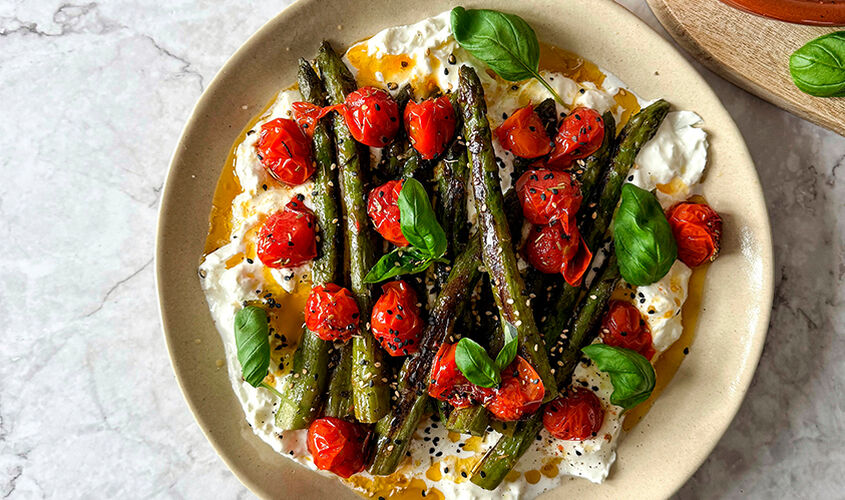 Esp&aacute;rragos, burrata y tomatitos asados 