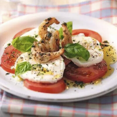 Ensalada de tomate y mozzarella con gamb&oacute;n