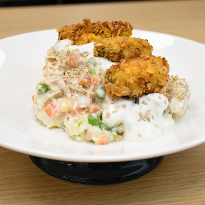 Ensaladilla de atún con caballa, mejillones fritos y mahonesa del Padrón