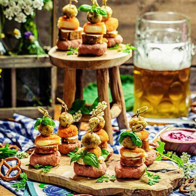 Brochetas de Oktoberfest con salsa de ar&aacute;ndanos