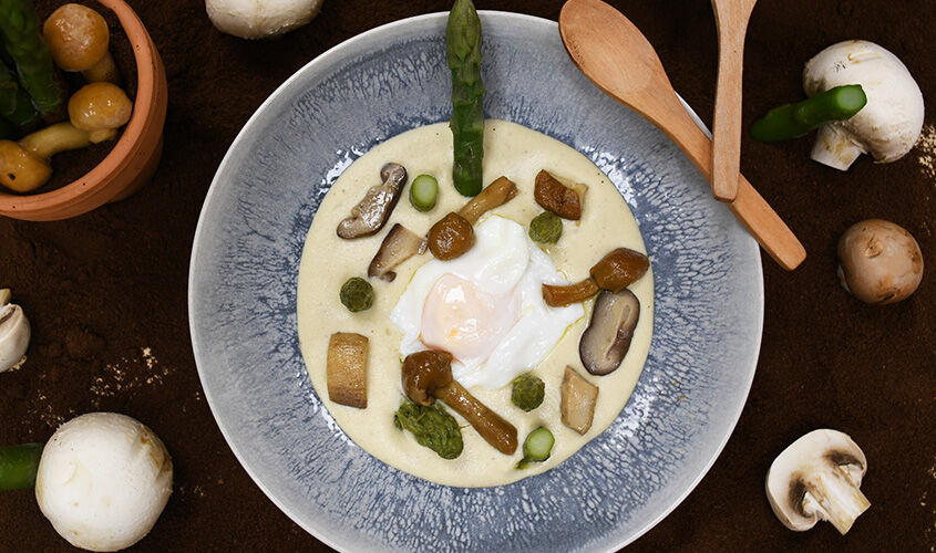 Crema de champiñón ahumada con espárragos confitados y revuelto de setas. 