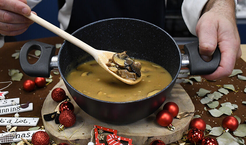 Salsa de pollastre torrat amb ceps i tòfona