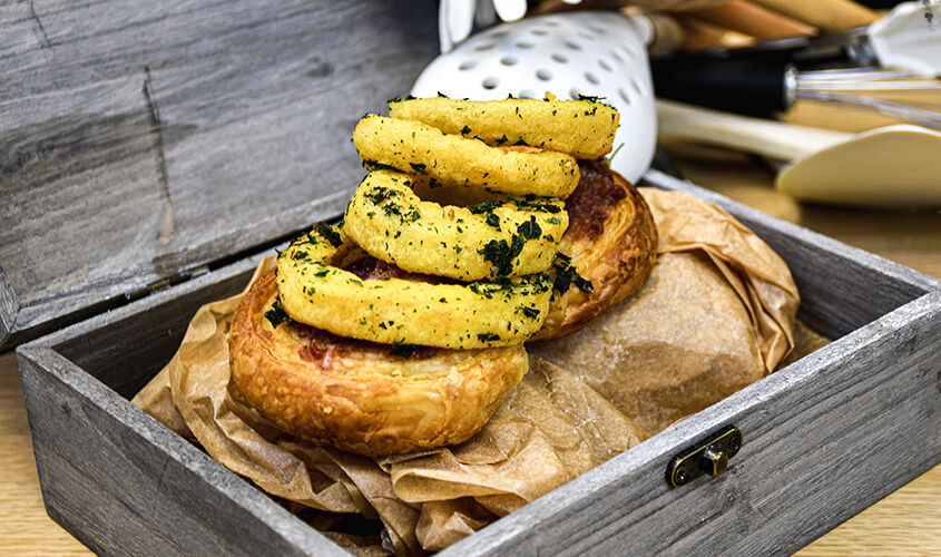 Espirals de pasta de full amb crema ib&egrave;rica i anelles de ceba