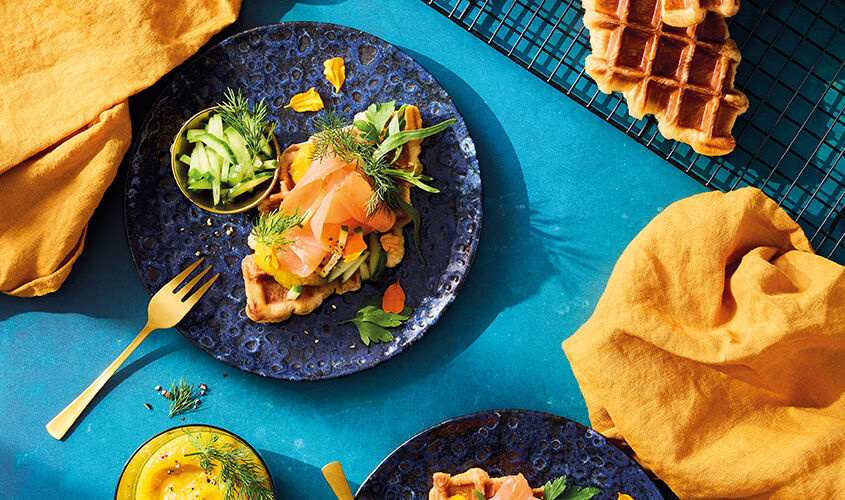 Croissants de salm&oacute; fumat amb salsa de curri i amanida
