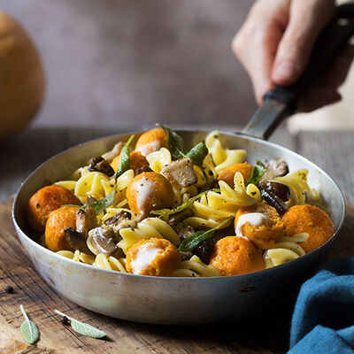 Pasta con bolas de calabaza rellenas de gorgonzola, champiñones y salvia frita