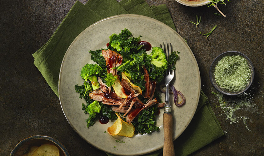 Col rizada con arándanos y codillo de cerdo
