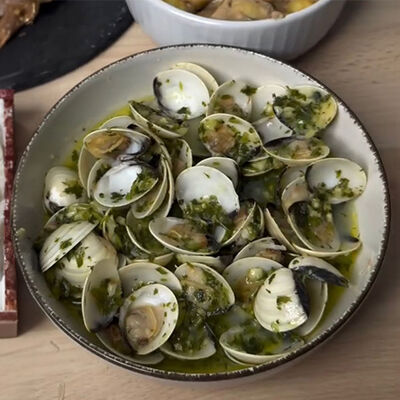 Clo&iuml;sses al microones amb vi, all i julivert i pa ratllat "proposta de @recetasparavagoz"