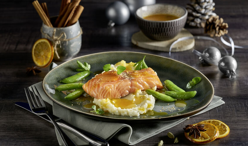 Salmón especiado confitado sobre puré de puerro con edamame