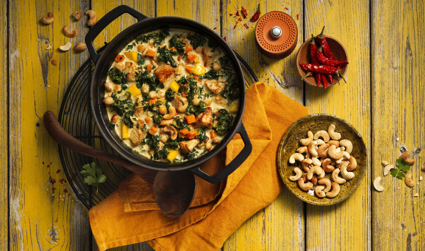 Curry de pollo con kale y garbanzos