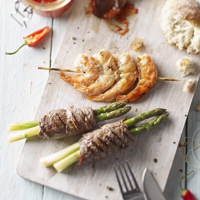 Brochetas de langostino y atadillos asados con salsa de pimiento y papaya