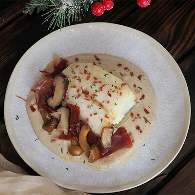 Bacallà amb cruixents de pernil i bolets by @cris.recetas