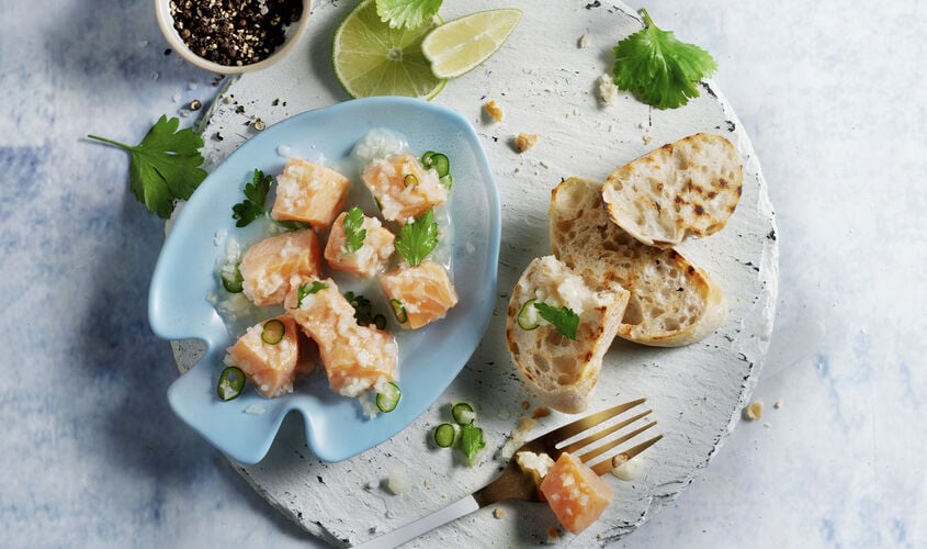 Ceviche de salm&oacute;n en tostas crujientes