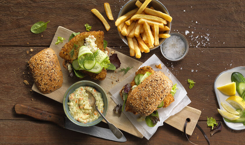 Hamburguesa de merluza con patatas y salsa danesa