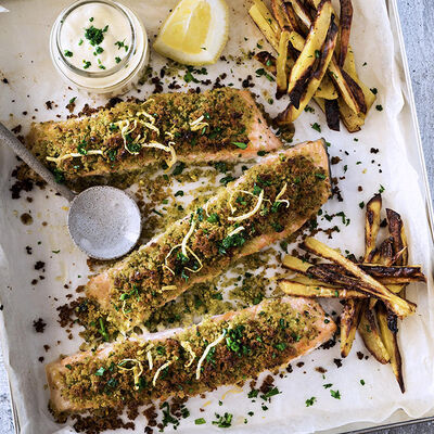 Lomo de salm&oacute;n con crumble de pan y pi&ntilde;ones y bastones de patata al horno