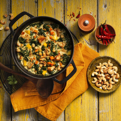 Curry de pollo con kale y garbanzos